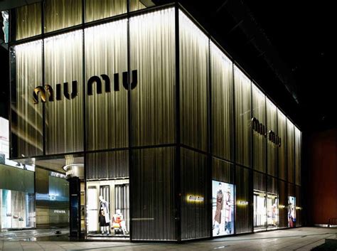 Miu Miu Shanghai Plaza 66 store 上海市静安区南京西路1266号， 